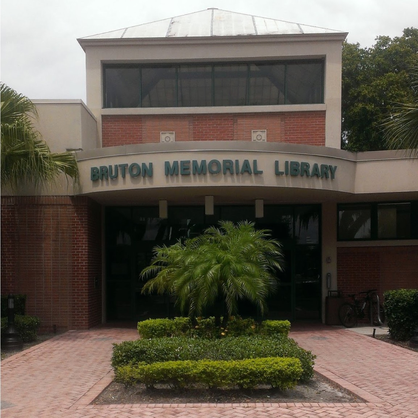 Entrance of Bruton Memorial Library in Plant City, seen from McLendon Street