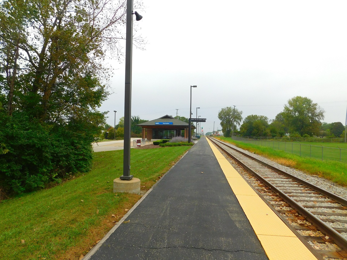 Manhattan commuter rail station platform