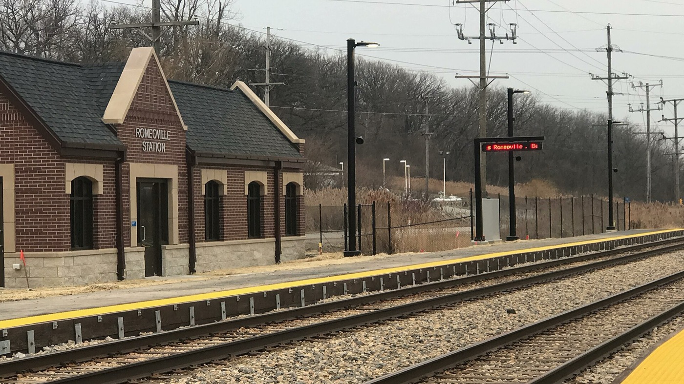 The Romeoville Metra station platform and shelter