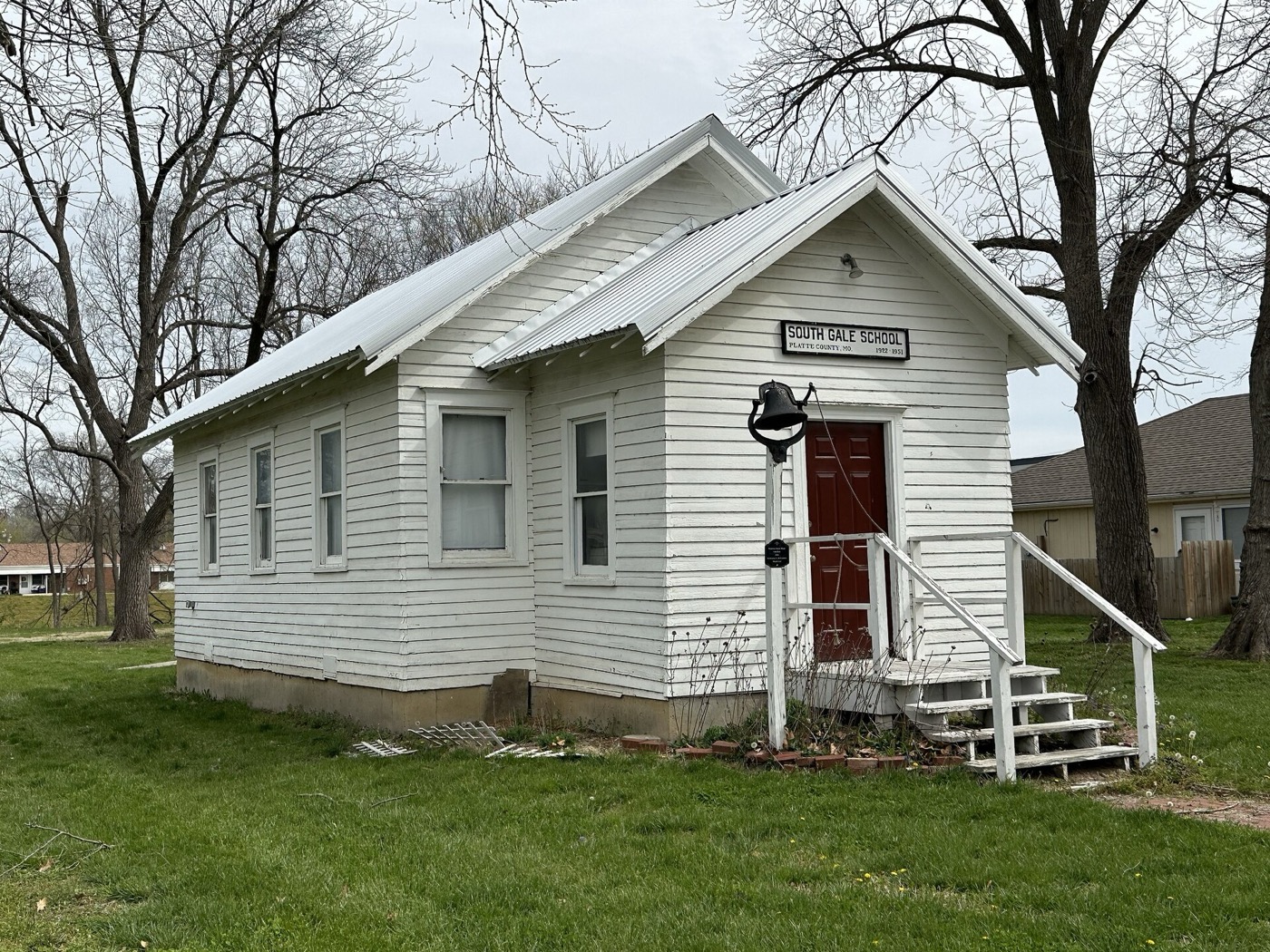 White clapboard one-room schoolhouse in the Downtown Smithville Historic District in Smithville, Missouri