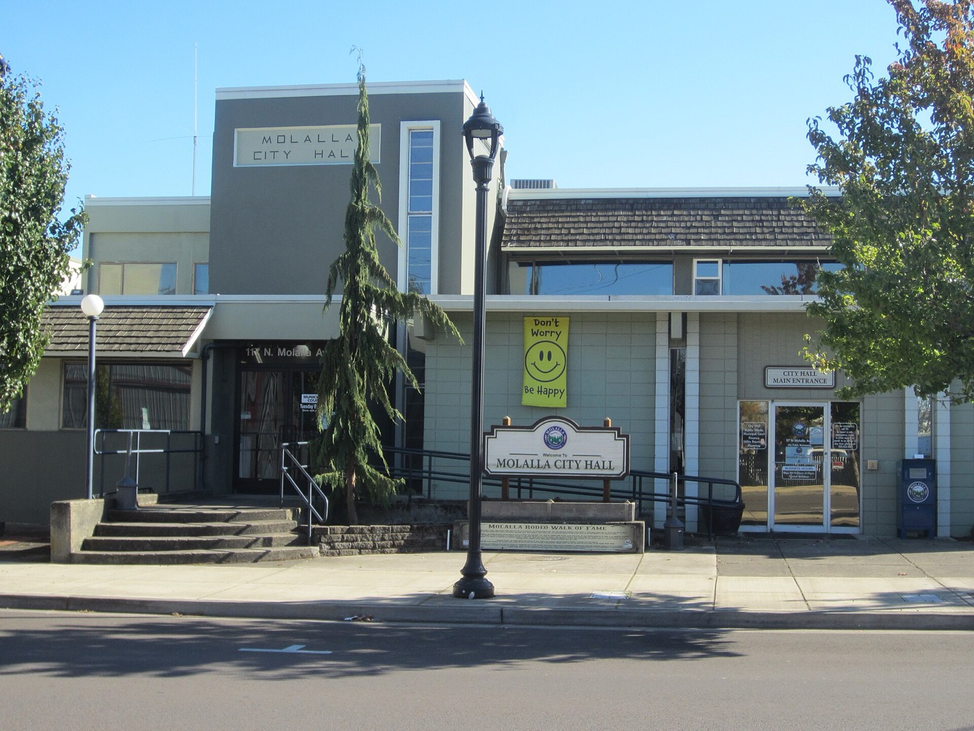 Molalla City Hall building with its welcome sign on North Molalla Avenue