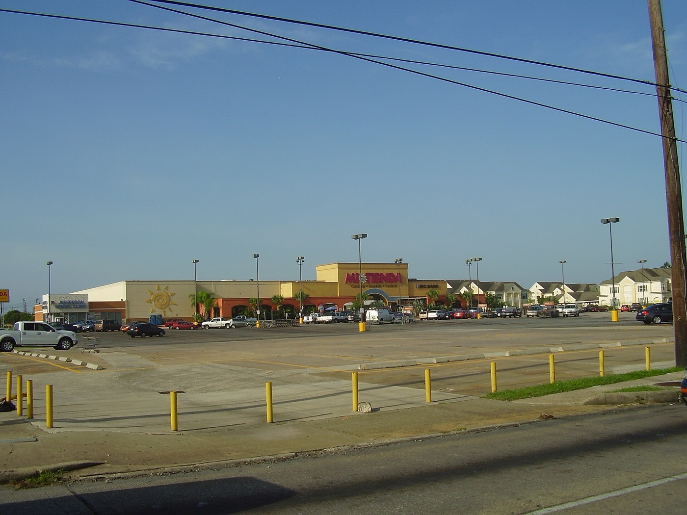 Mi Tienda supermarket and parking lot in South Houston