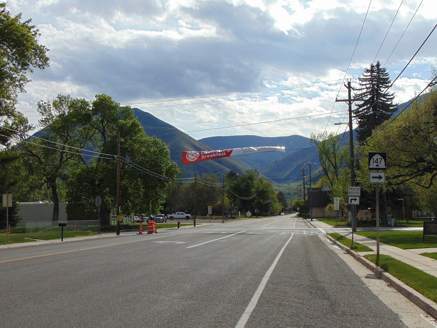 Looking east at Main Street and Maple Street near Mapleton City Park in Mapleton, Utah