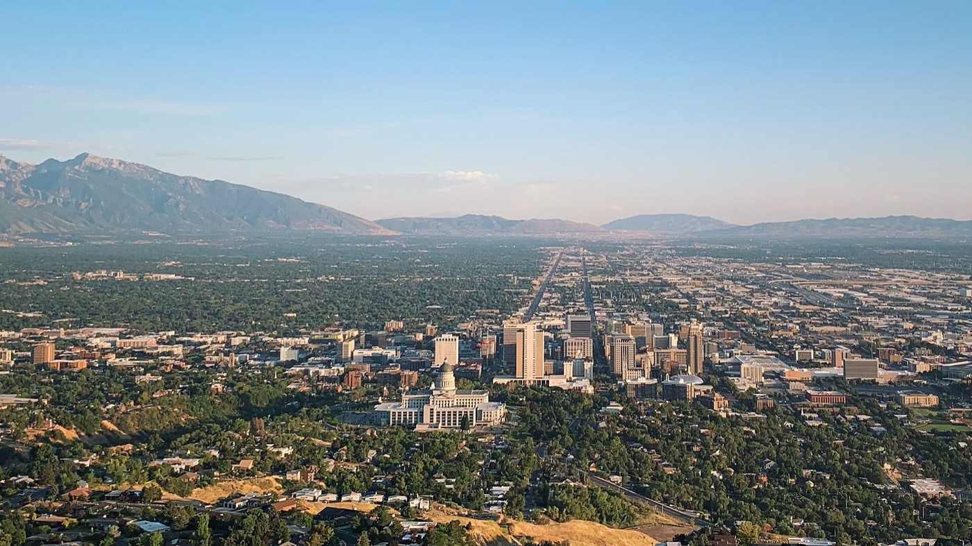 Downtown Salt Lake City and the Utah State Capitol with the Wasatch Mountains behind, seen from Ensign Peak