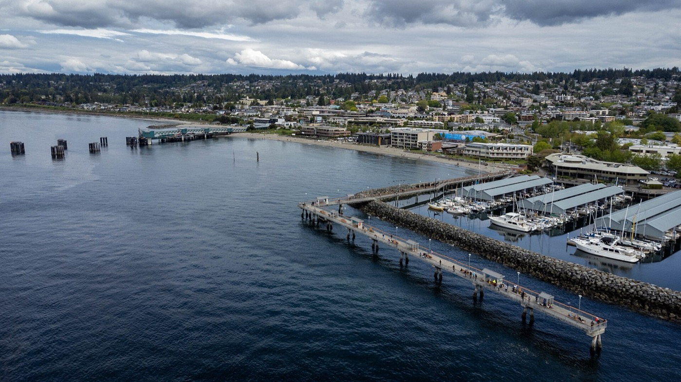 Shops and street in downtown Edmonds