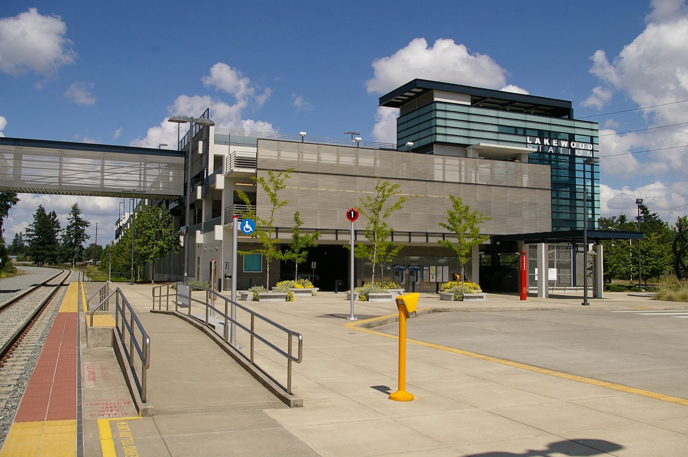 Platform of the Lakewood Sounder commuter rail station in Lakewood, Washington, looking north